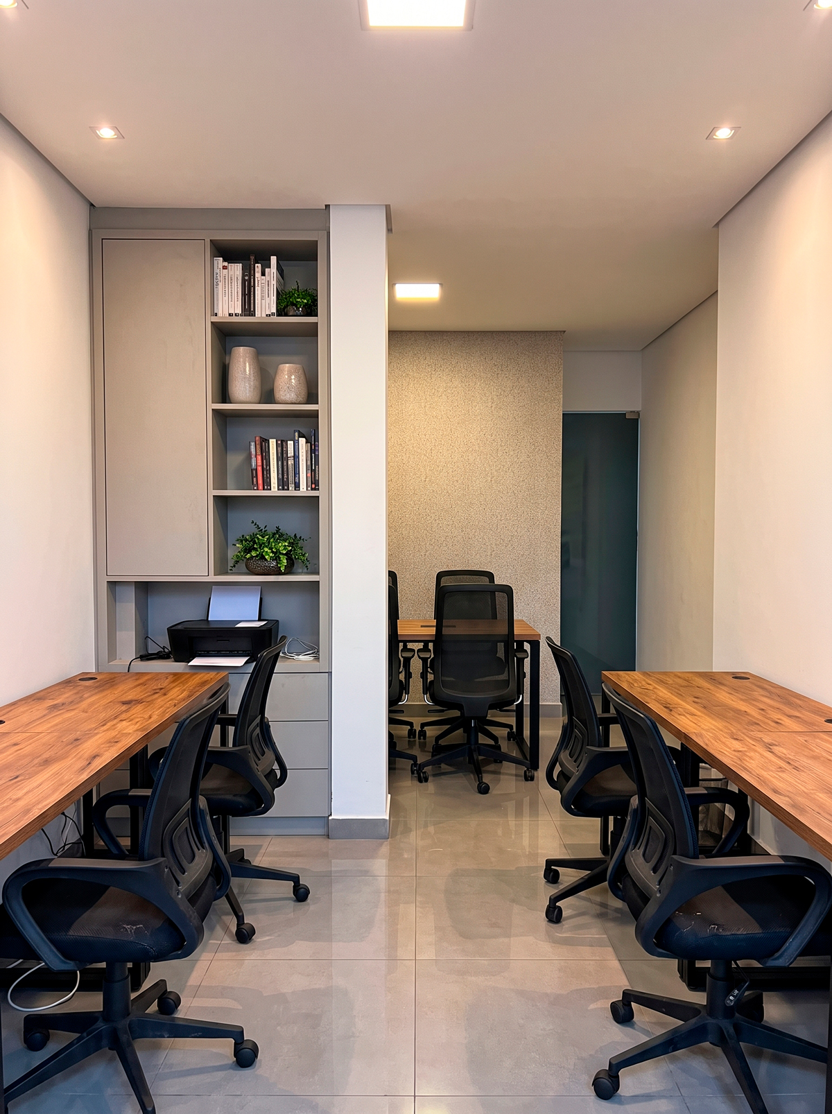 Sala 02, mesa de reunião